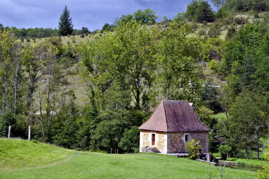 Rouffignac-Saint-Cernin-de-Reilhac — vieux moulin en pierre dans le vallon, près du bourg