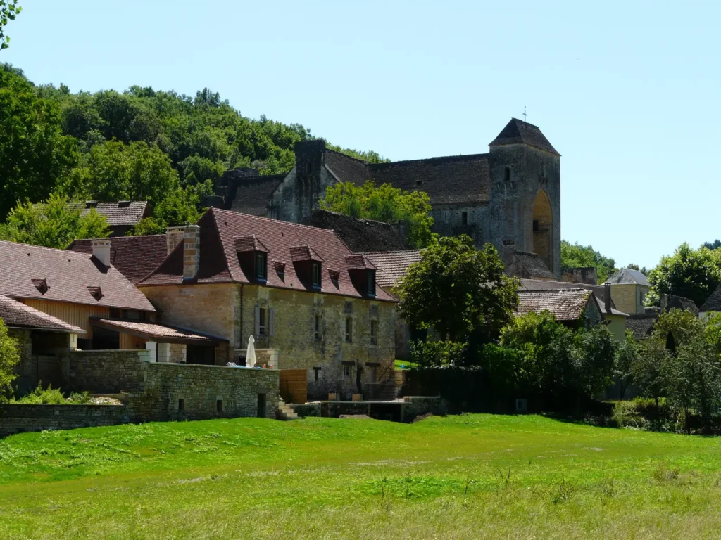 Saint-Amand-de-Coly — maisons de pierre blonde au pied de l'abbatiale