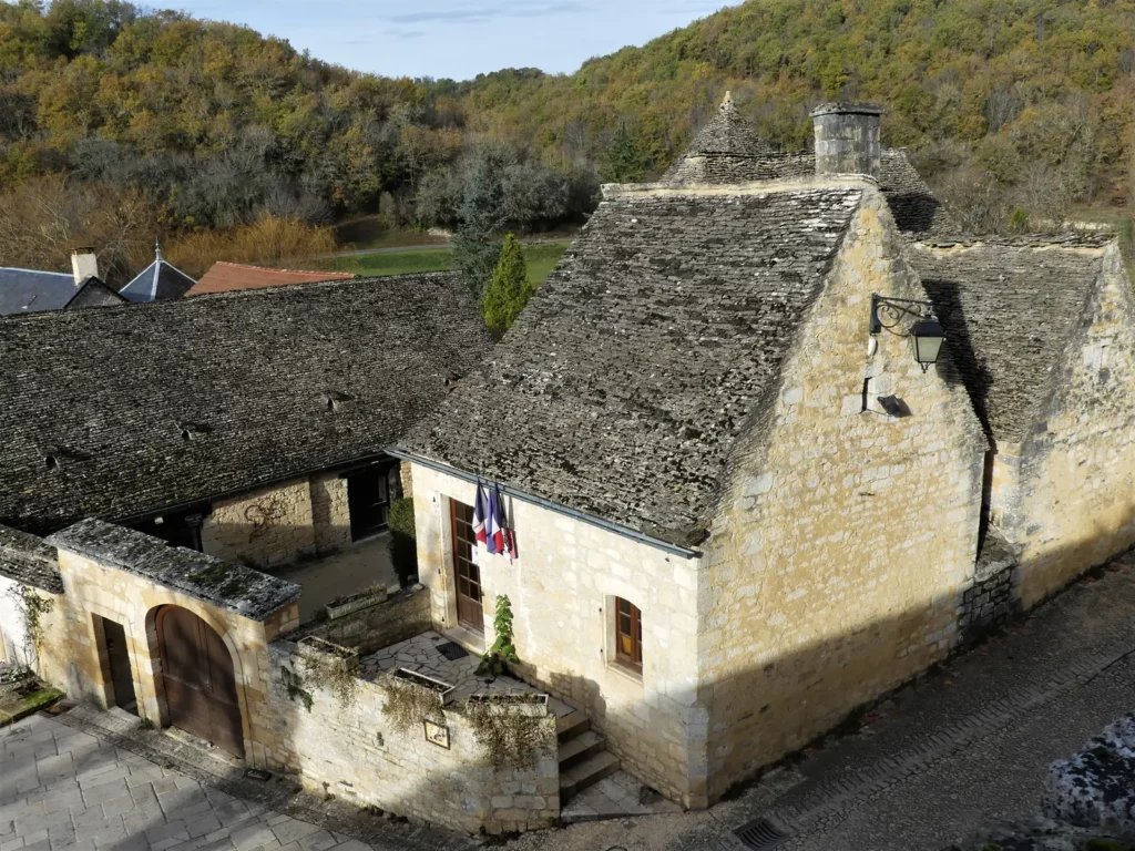 Saint-Amand-de-Coly — toits de lauzes et bâtisses périgourdines du bourg