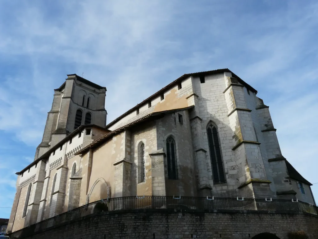 Saint-Astier — l'église fortifiée Saint-Astier et son chemin de ronde
