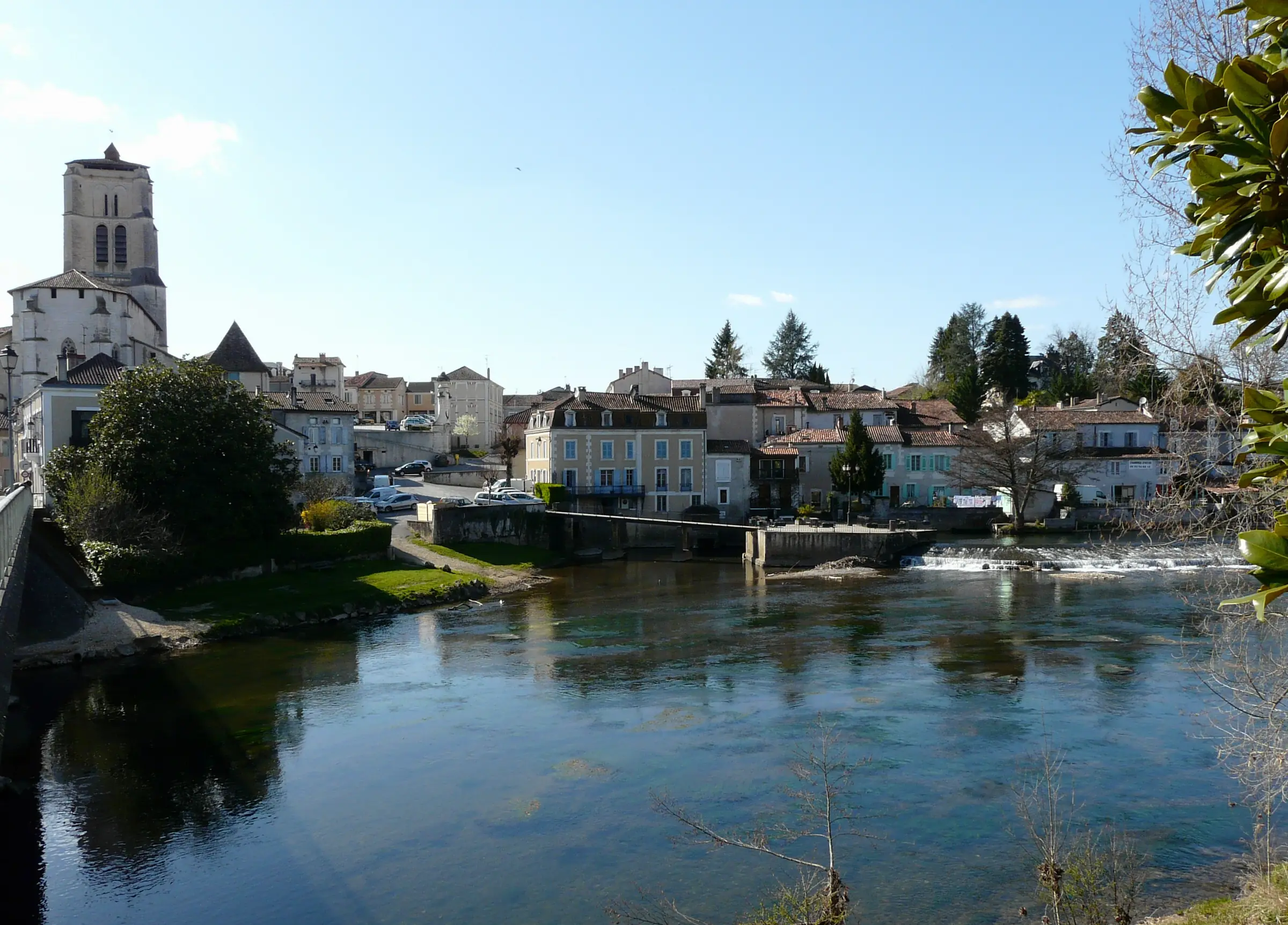 Saint-Astier — la ville et son clocher-donjon au bord de l'Isle