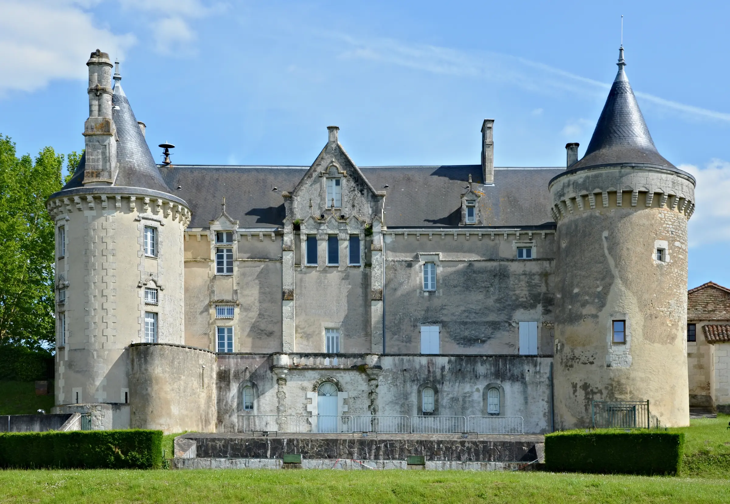 Saint-Aulaye — château de Saint-Aulaye, façade nord et tours à poivrière