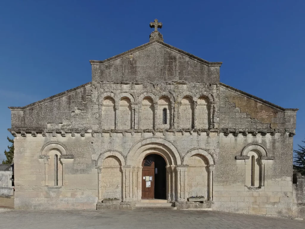 Saint-Aulaye — façade romane saintongeaise de l'église