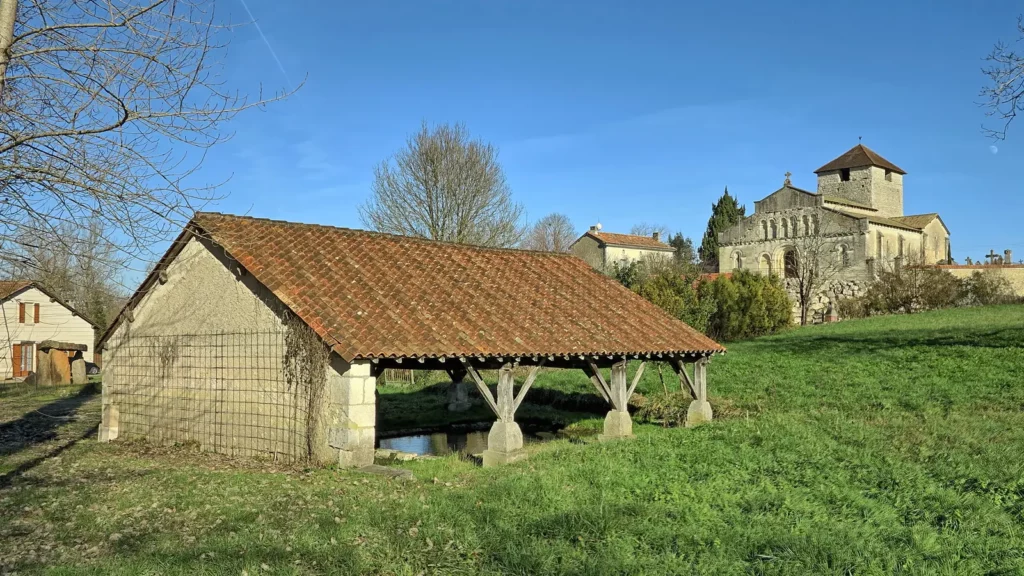Saint-Aulaye — lavoir couvert et église du village