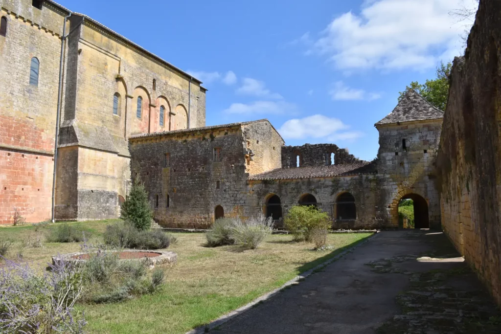Saint-Avit-Sénieur — l'enclos du prieuré et le flanc de l'abbatiale