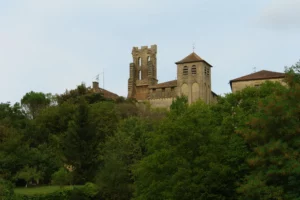 Saint-Avit-Sénieur — le village et son abbatiale fortifiée émergeant des chênes
