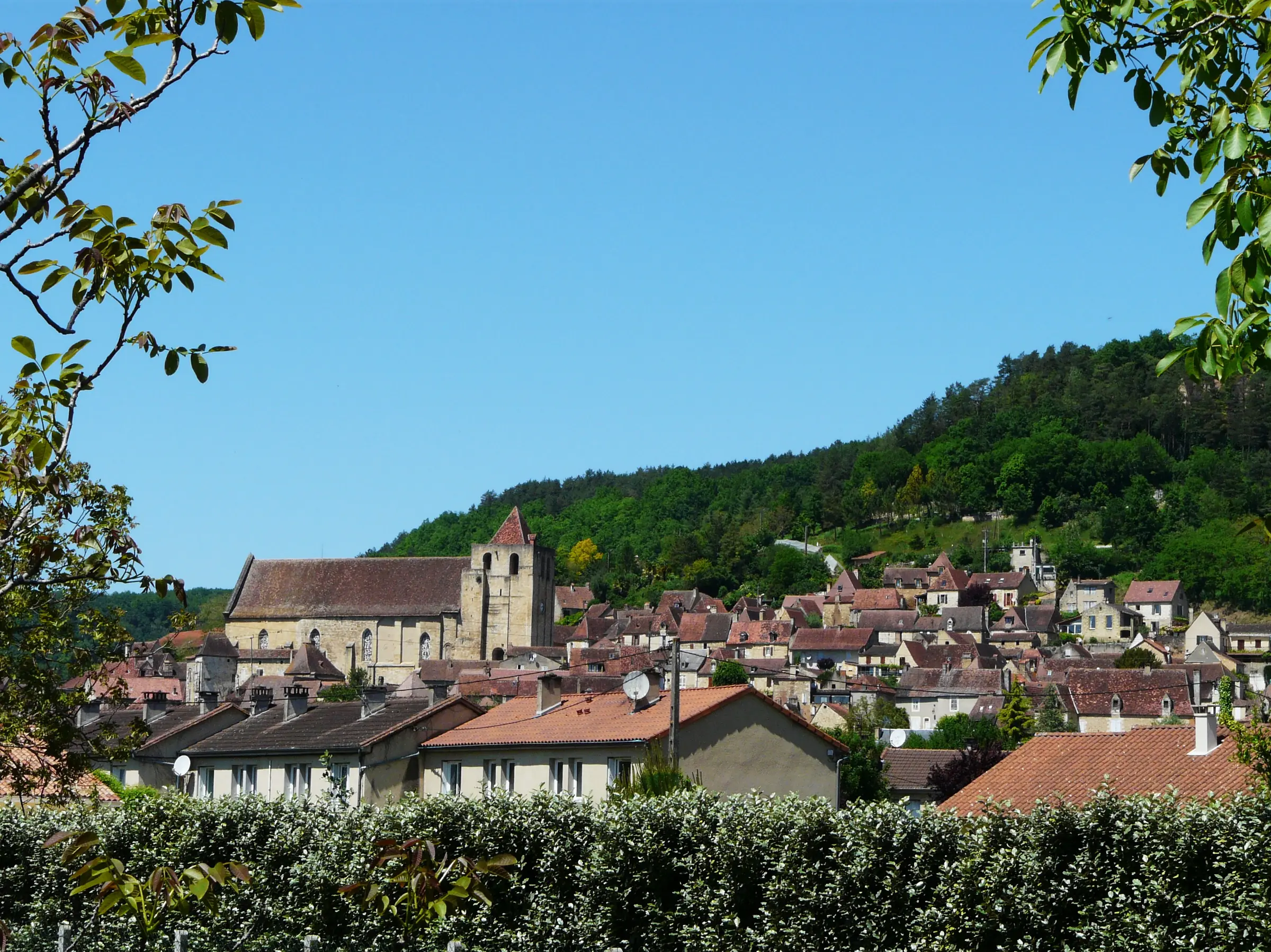 Saint-Cyprien — Saint-Cyprien étagé au pied de son abbatiale, face à la vallée