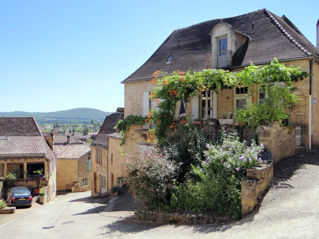 Saint-Cyprien — une maison fleurie du vieux Saint-Cyprien ouvrant sur la vallée