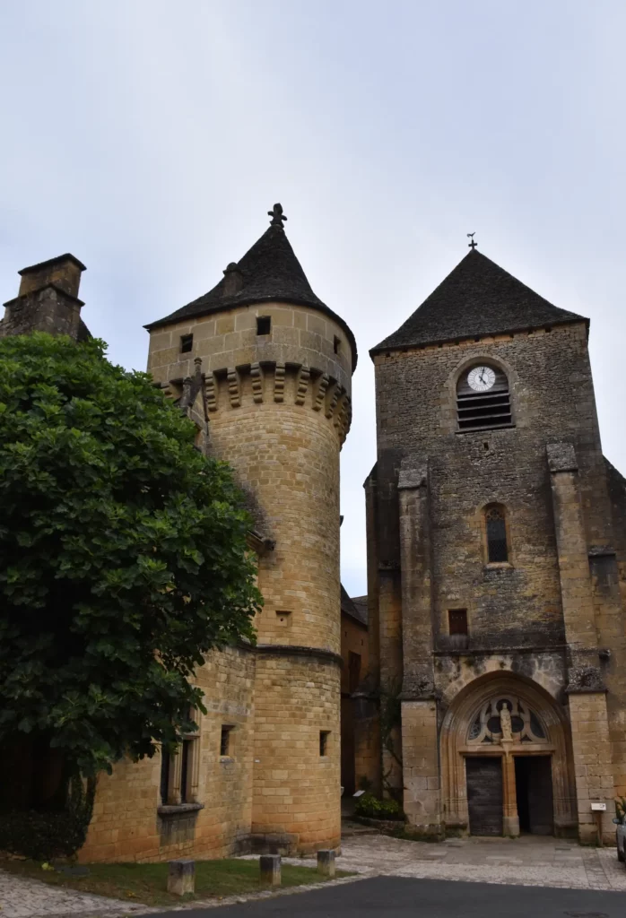 Saint-Geniès — le clocher-donjon de l'église et la tour du château