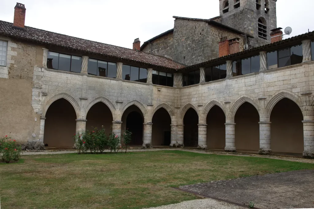 Saint-Jean-de-Côle — cloître de l'ancien prieuré