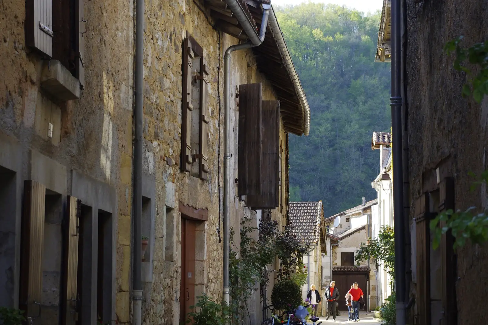 Rue en pierre du village de Saint-Jean-de-Côle, l'un des Plus Beaux Villages de France
