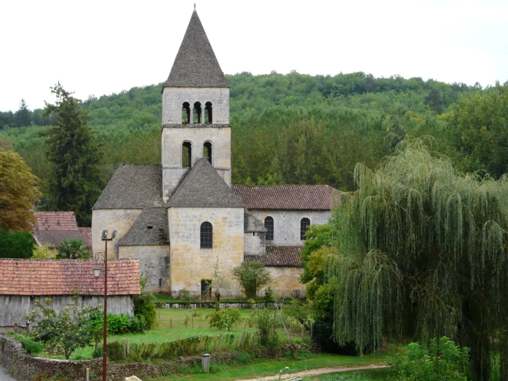 Saint-Léon-sur-Vézère — église romane et saules au bord de l'eau