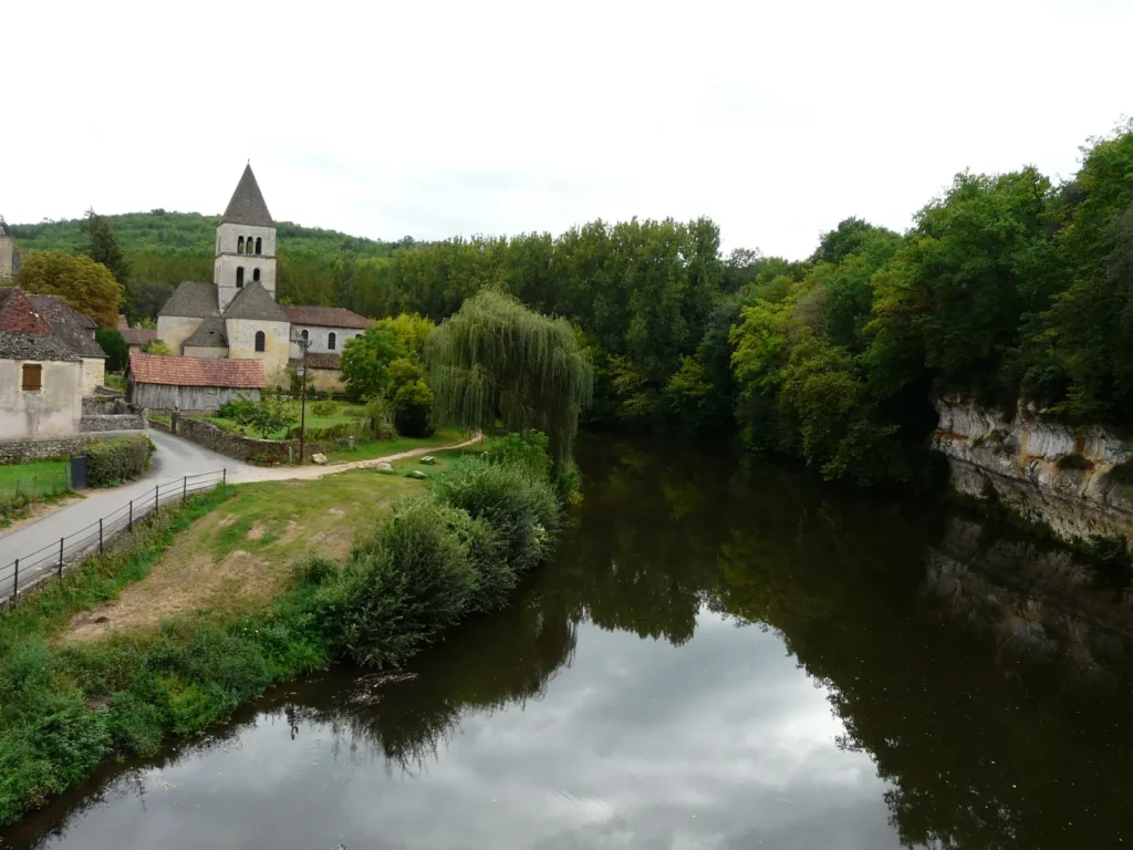 Saint-Léon-sur-Vézère — la Vézère et le clocher en amont du pont