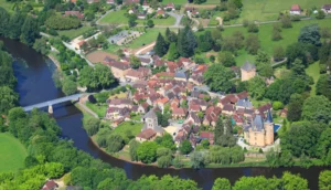 Saint-Léon-sur-Vézère — le village dans la boucle de la Vézère, vue aérienne