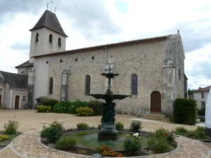 Saint-Pardoux-la-Rivière — l'église Saint-Pardoux et la fontaine de la place (couverture photo limitée pour cette commun