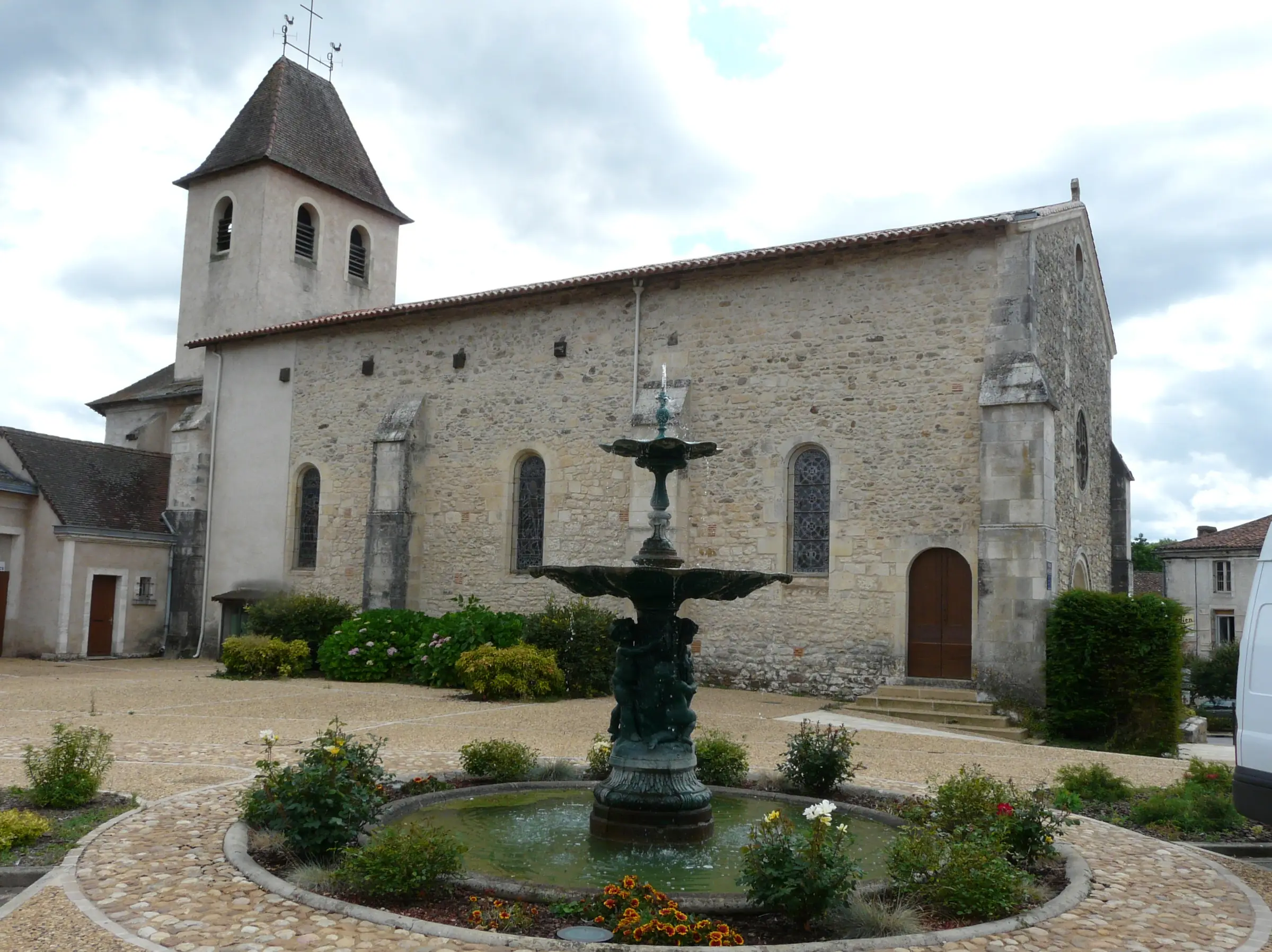 Saint-Pardoux-la-Rivière — l'église Saint-Pardoux et la fontaine de la place (couverture photo limitée pour cette commun