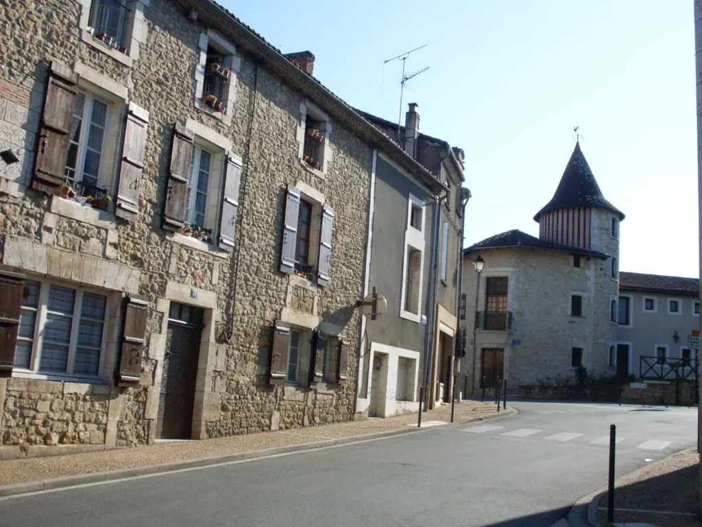 Saint-Pardoux-la-Rivière — maisons de pierre et tour à poivrière dans le bourg