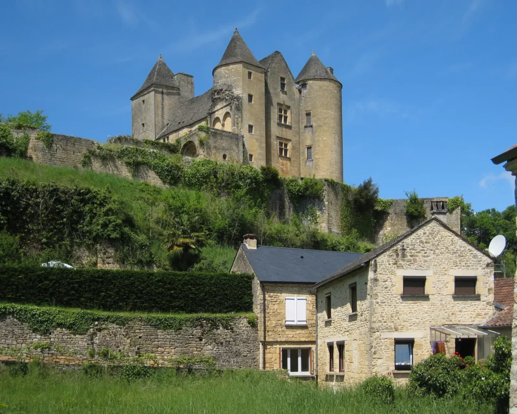 Salignac-Eyvigues — le château de Salignac au-dessus des jardins