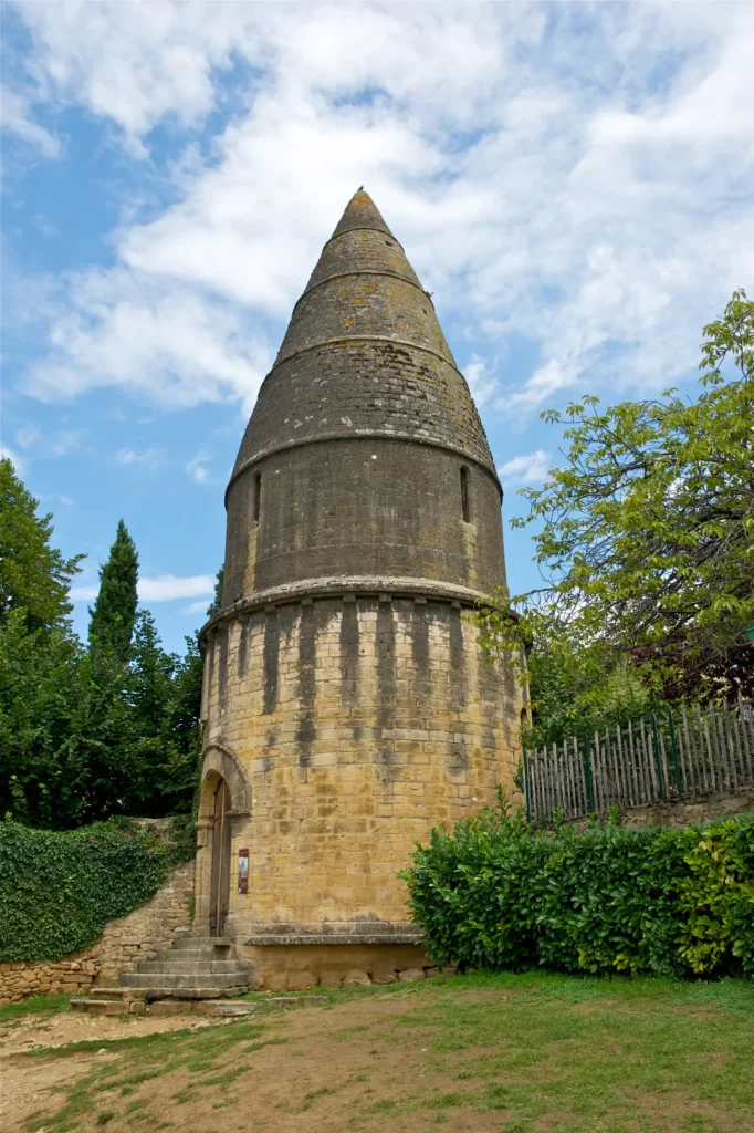 Sarlat-la-Canéda — La lanterne des morts (XIIe siècle), tour conique en pierre, dans son écrin de verdure.