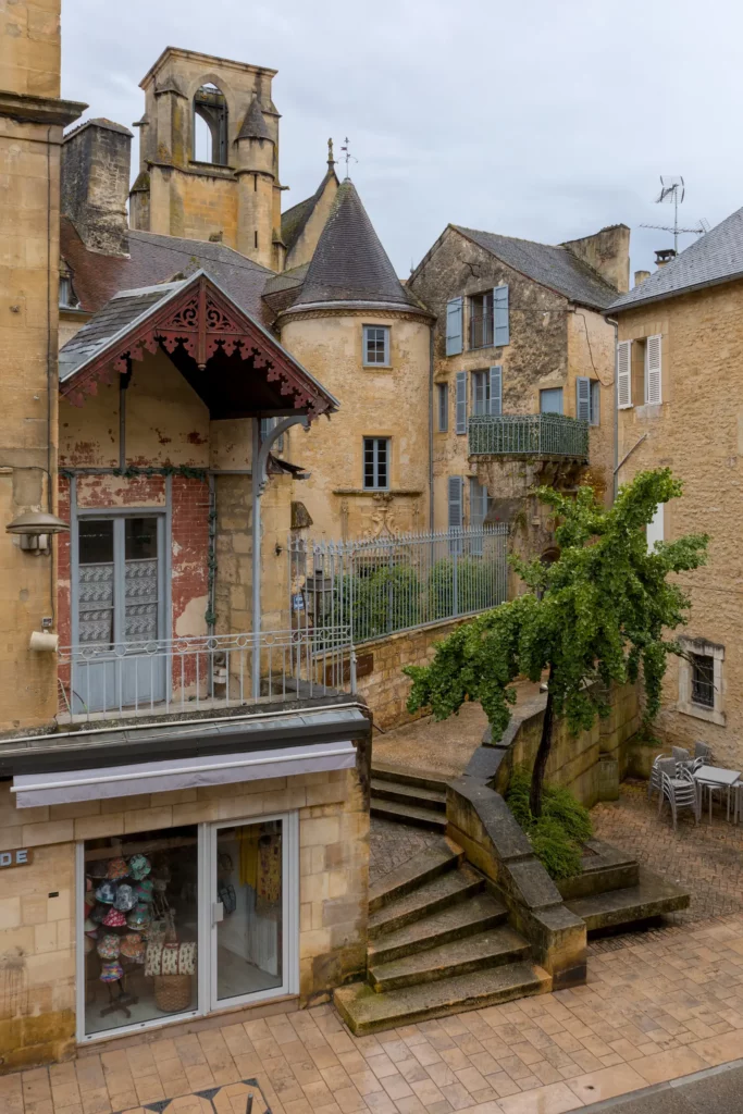 Sarlat-la-Canéda — Maisons médiévales et Renaissance en pierre blonde, escaliers et tourelles, vues depuis la rue Jean-J