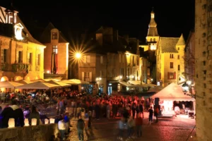 Sarlat-la-Canéda — place de la Liberté à la nuit tombée