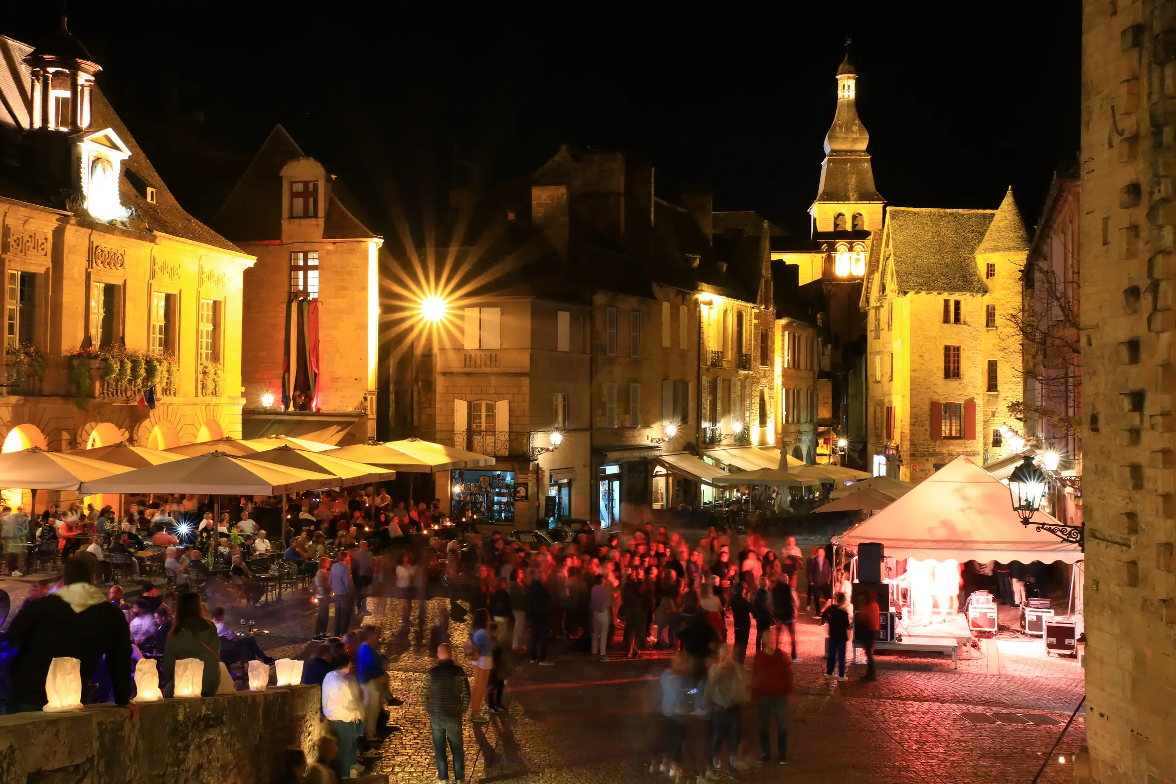 Sarlat-la-Canéda — place de la Liberté à la nuit tombée