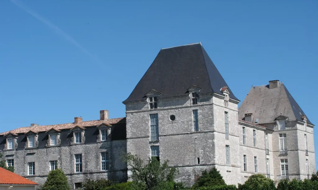 Saussignac — château de Saussignac, grand pavillon aux toits d'ardoise