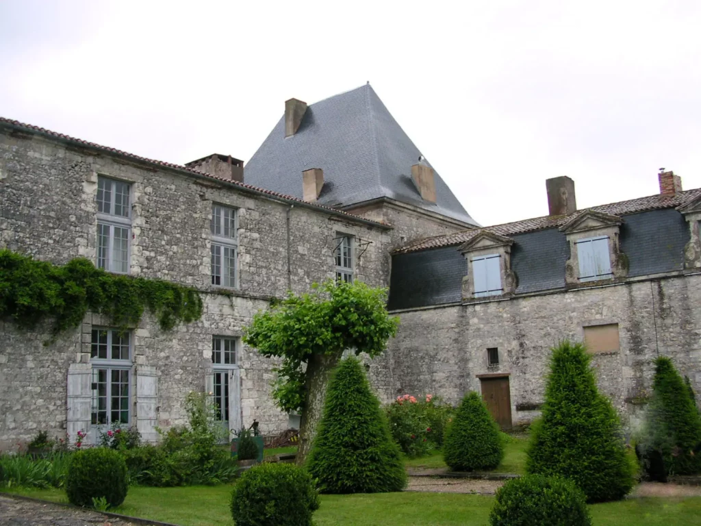 Saussignac — façade du château côté jardin, buis taillés