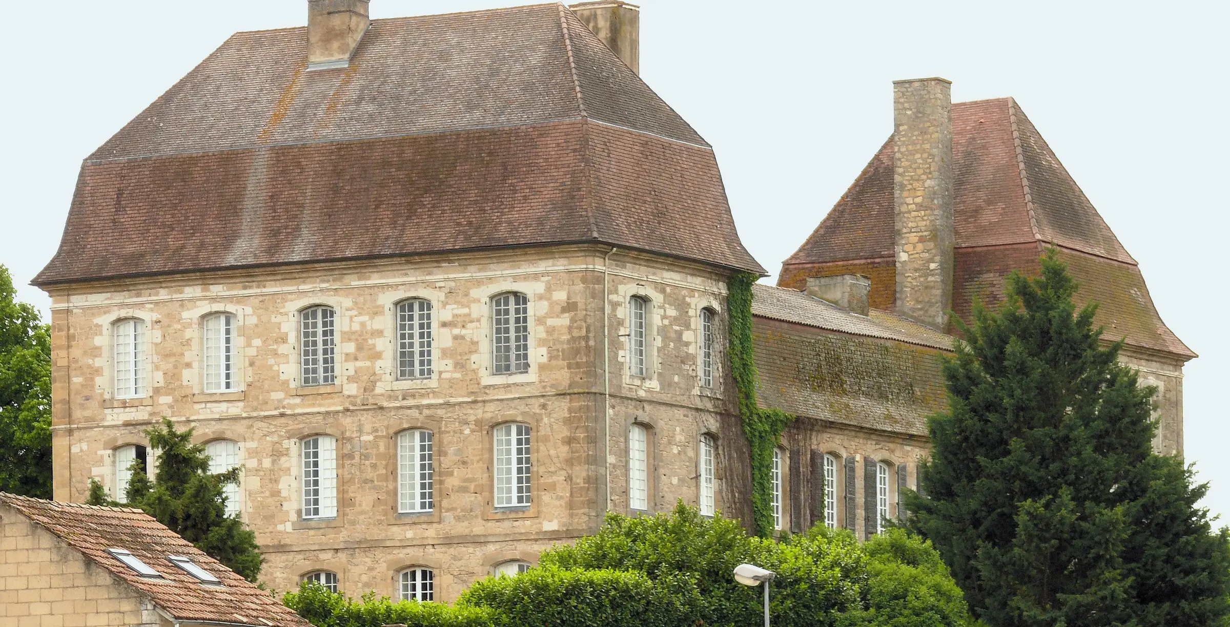 Siorac-en-Périgord — château de Siorac (XVIIe) au-dessus du bourg ; ciel très clair, recadrer