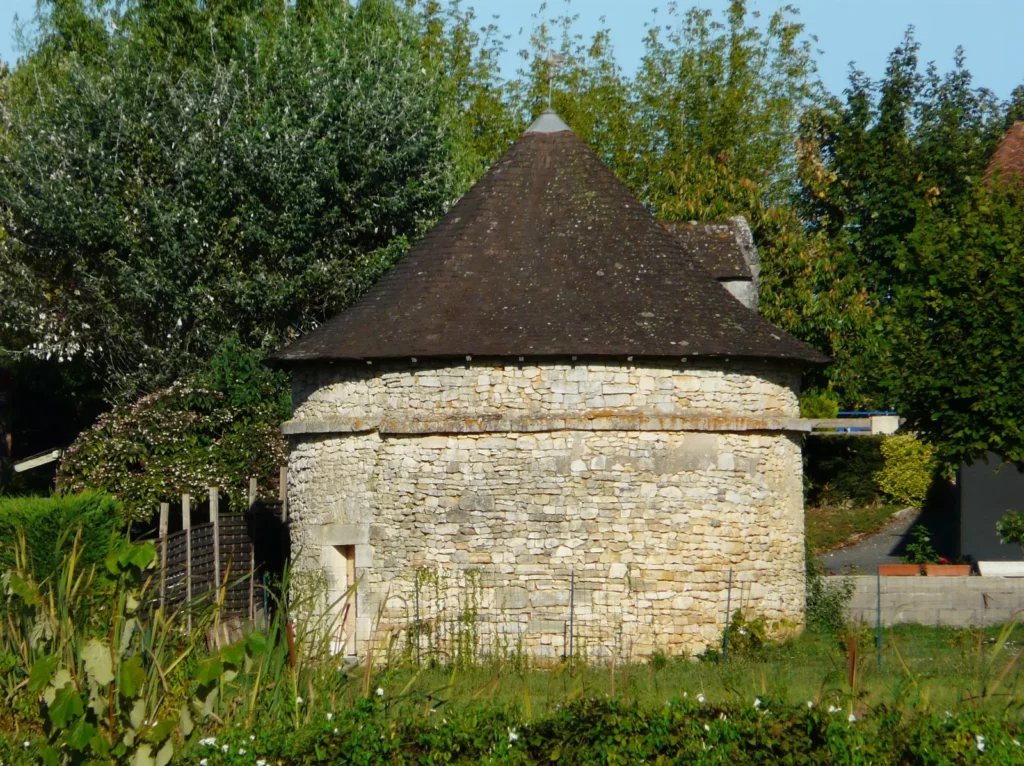 Sorges — pigeonnier de pierre à Sorges