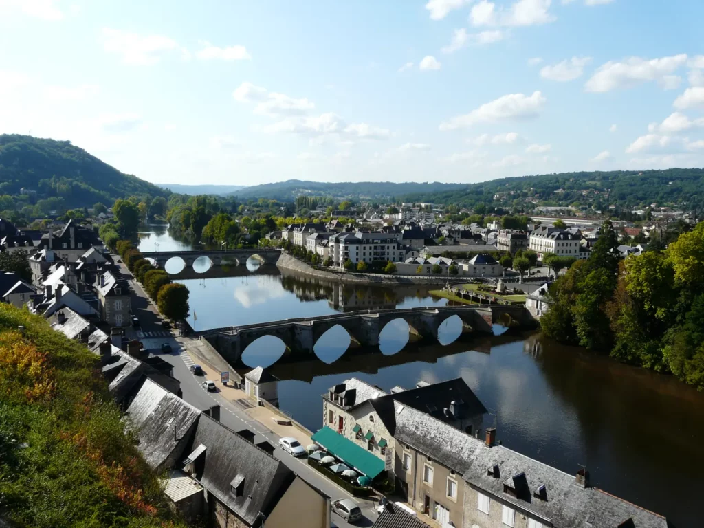 Terrasson-Lavilledieu — les toits de Terrasson et la Vézère vus des hauteurs