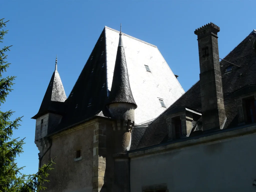Thiviers — les toits pointus du château de Vaucocour