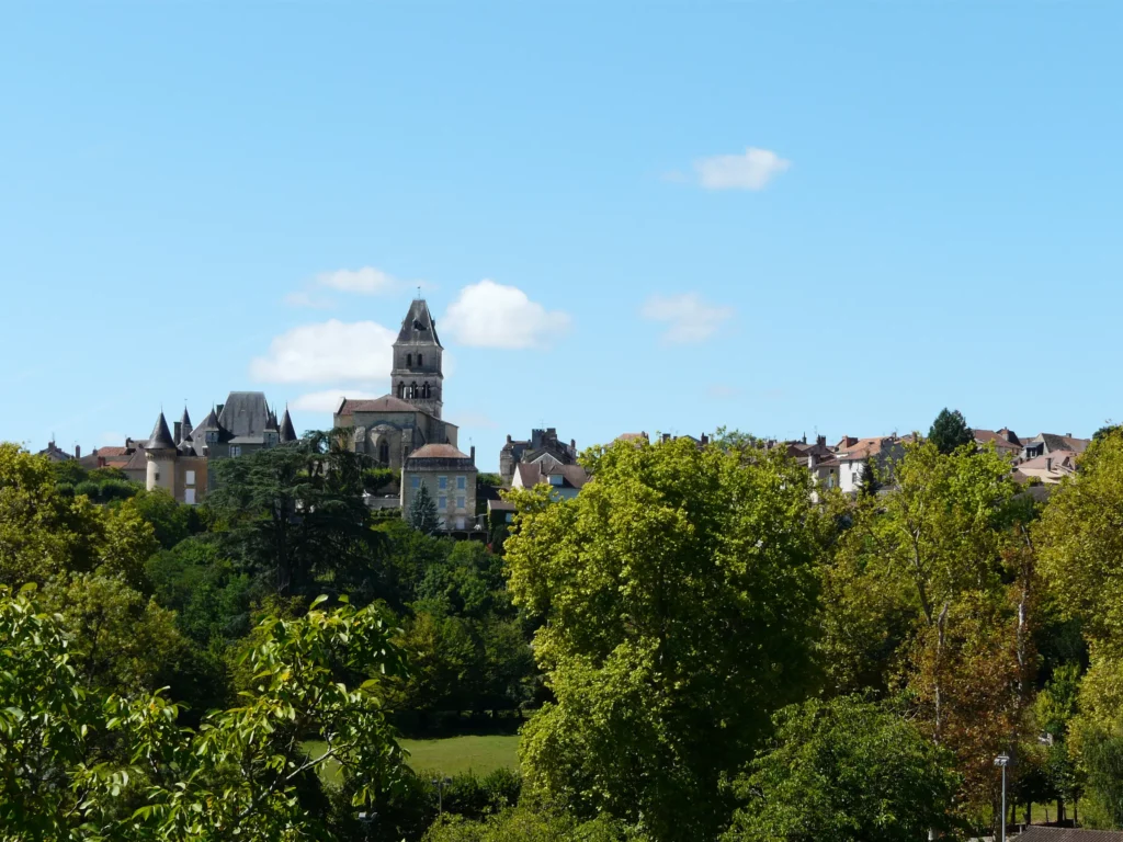 Thiviers — Thiviers et son clocher émergeant des arbres