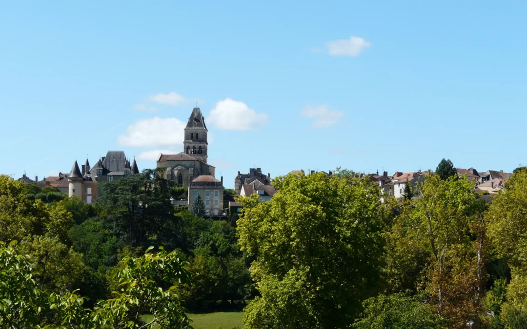 Thiviers — Thiviers et son clocher émergeant des arbres