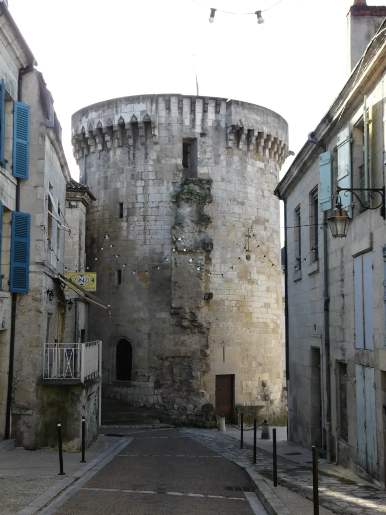 Tour Mataguerre — la tour Mataguerre au bout de la rue, dans le Puy-Saint-Front