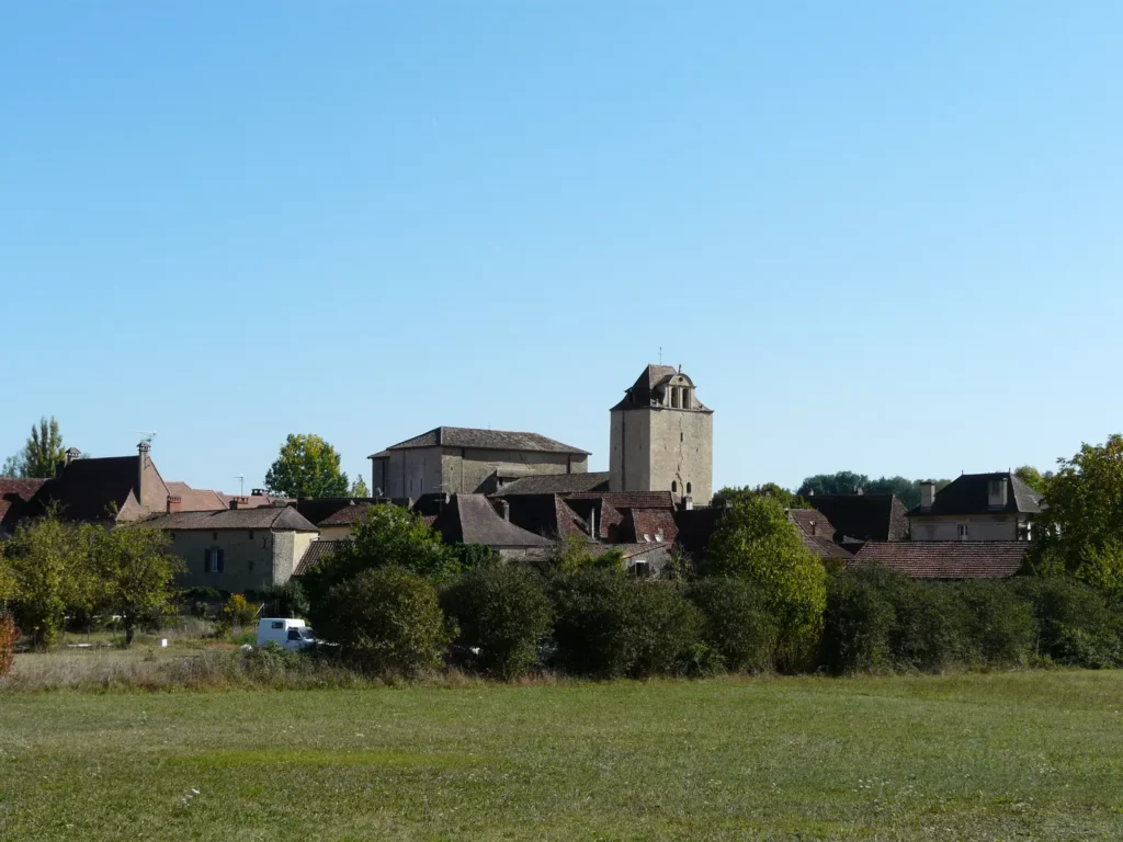 Trémolat — le village de Trémolat et son clocher-donjon vus des prés