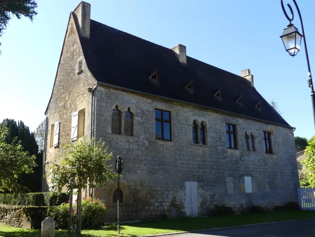 Trémolat — une maison ancienne en pierre blonde du bourg