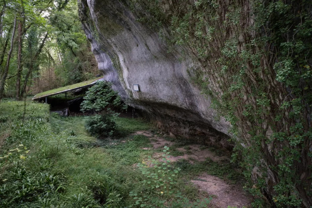 Tursac — abri préhistorique de la Madeleine au bord de la Vézère
