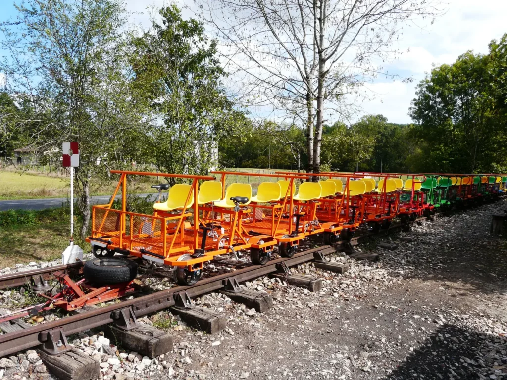 Vélorail du Périgord Vert — draisines du vélorail alignées sur les rails