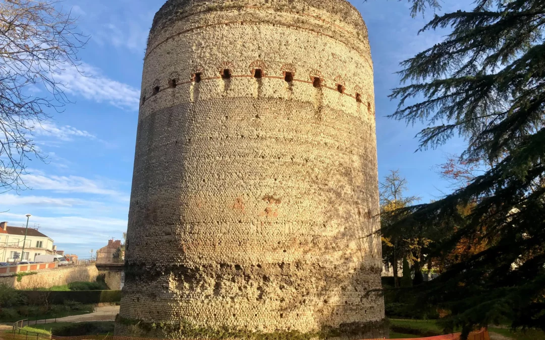 Vesunna, site-musée gallo-romain — La tour de Vésone, cella du temple gallo-romain, dans le jardin des Arènes, lumière d