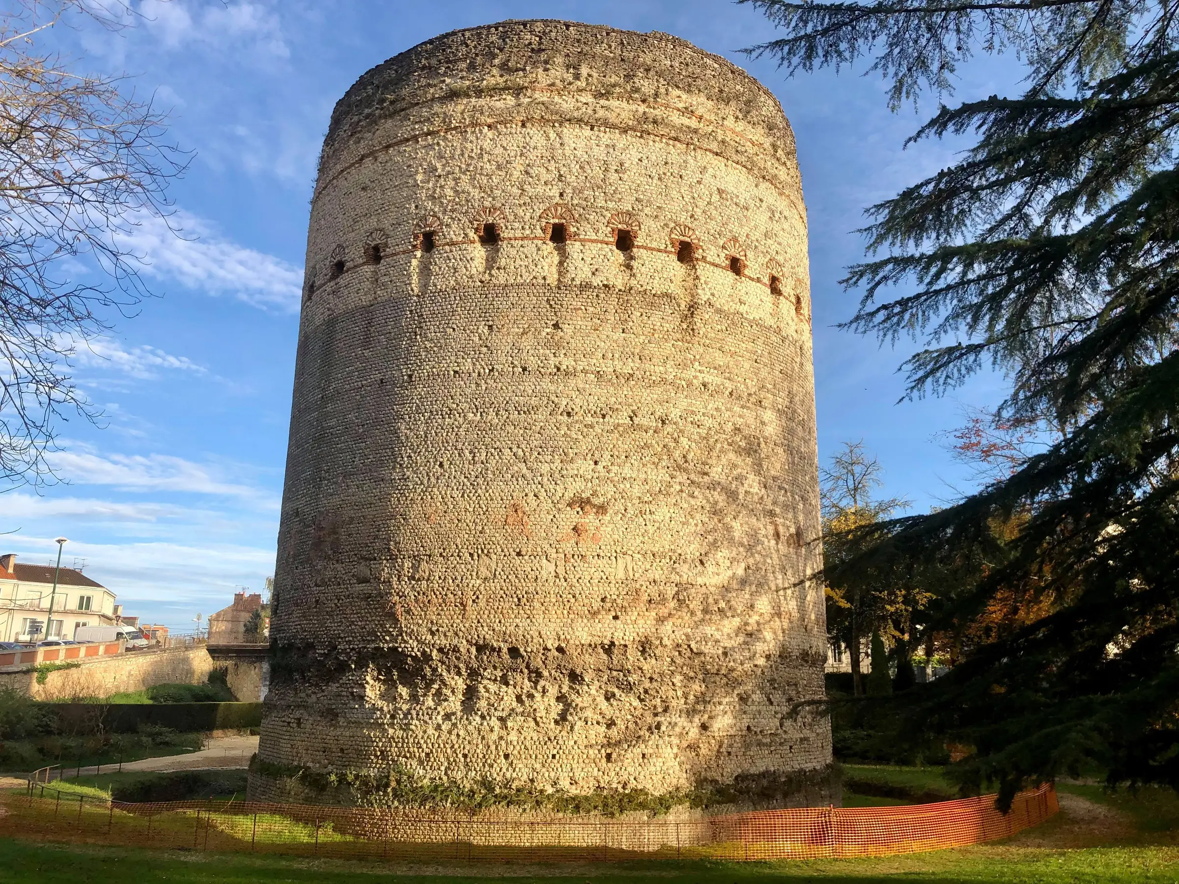 Vesunna, site-musée gallo-romain — La tour de Vésone, cella du temple gallo-romain, dans le jardin des Arènes, lumière d