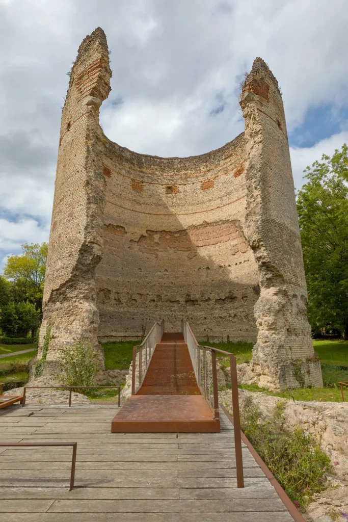 Vesunna, site-musée gallo-romain — La tour de Vésone vue par sa brèche, avec la passerelle d'accès.