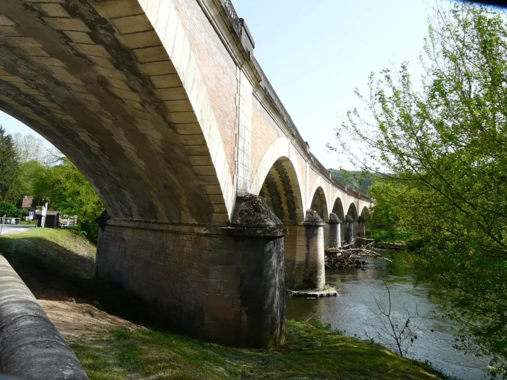 Viaduc ferroviaire sur la Vézère aux Eyzies, au départ de la Vézère à vélo