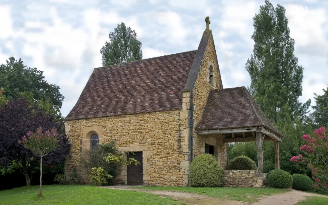 Parc du Bournat — la chapelle en pierre blonde du Bournat entourée de verdure