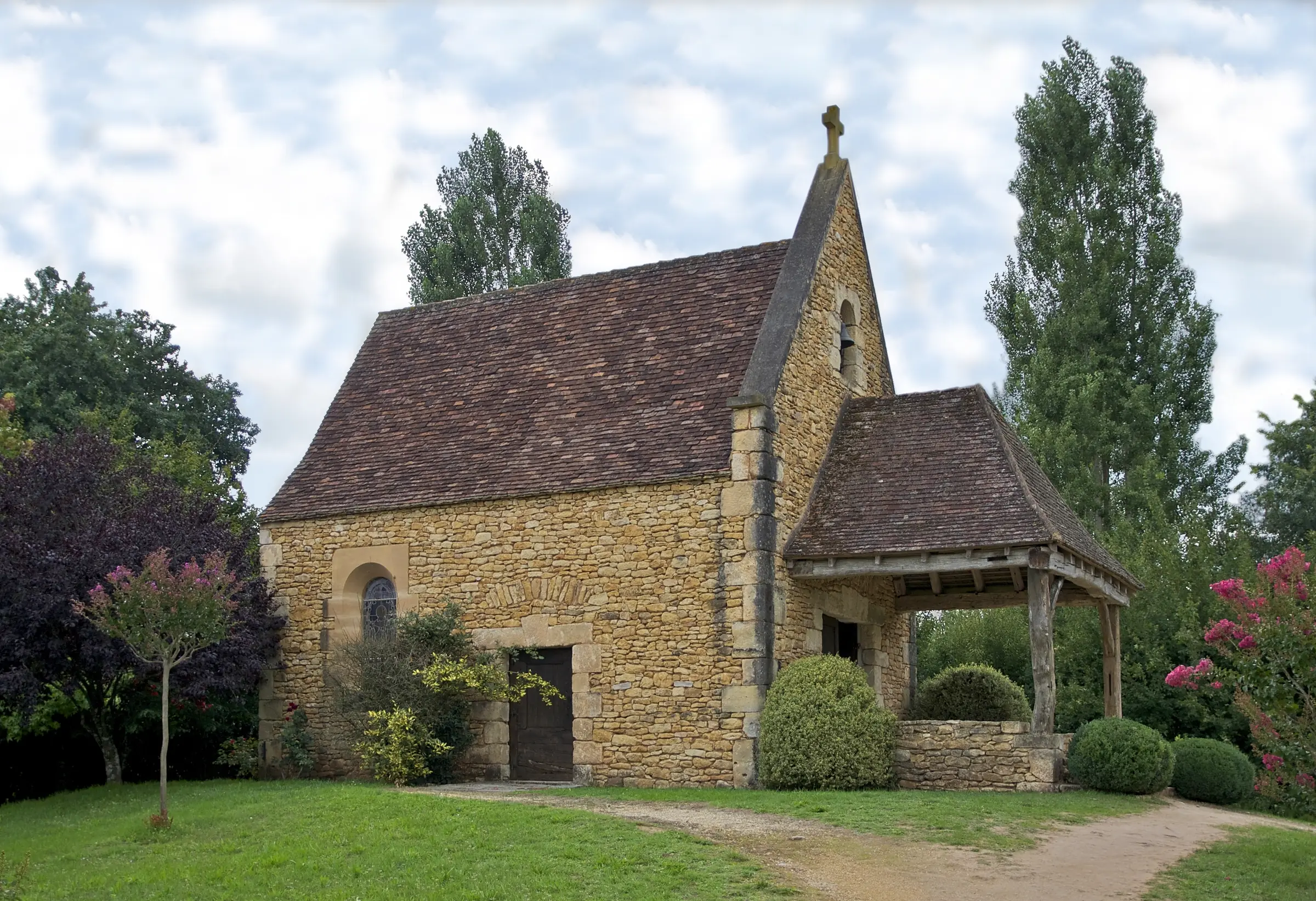 Parc du Bournat — la chapelle en pierre blonde du Bournat entourée de verdure