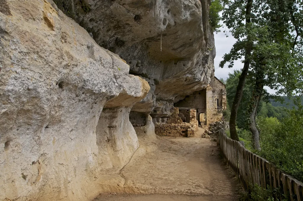 Village troglodytique de la Madeleine — le chemin sous l'abri rocheux et les maisons troglodytiques