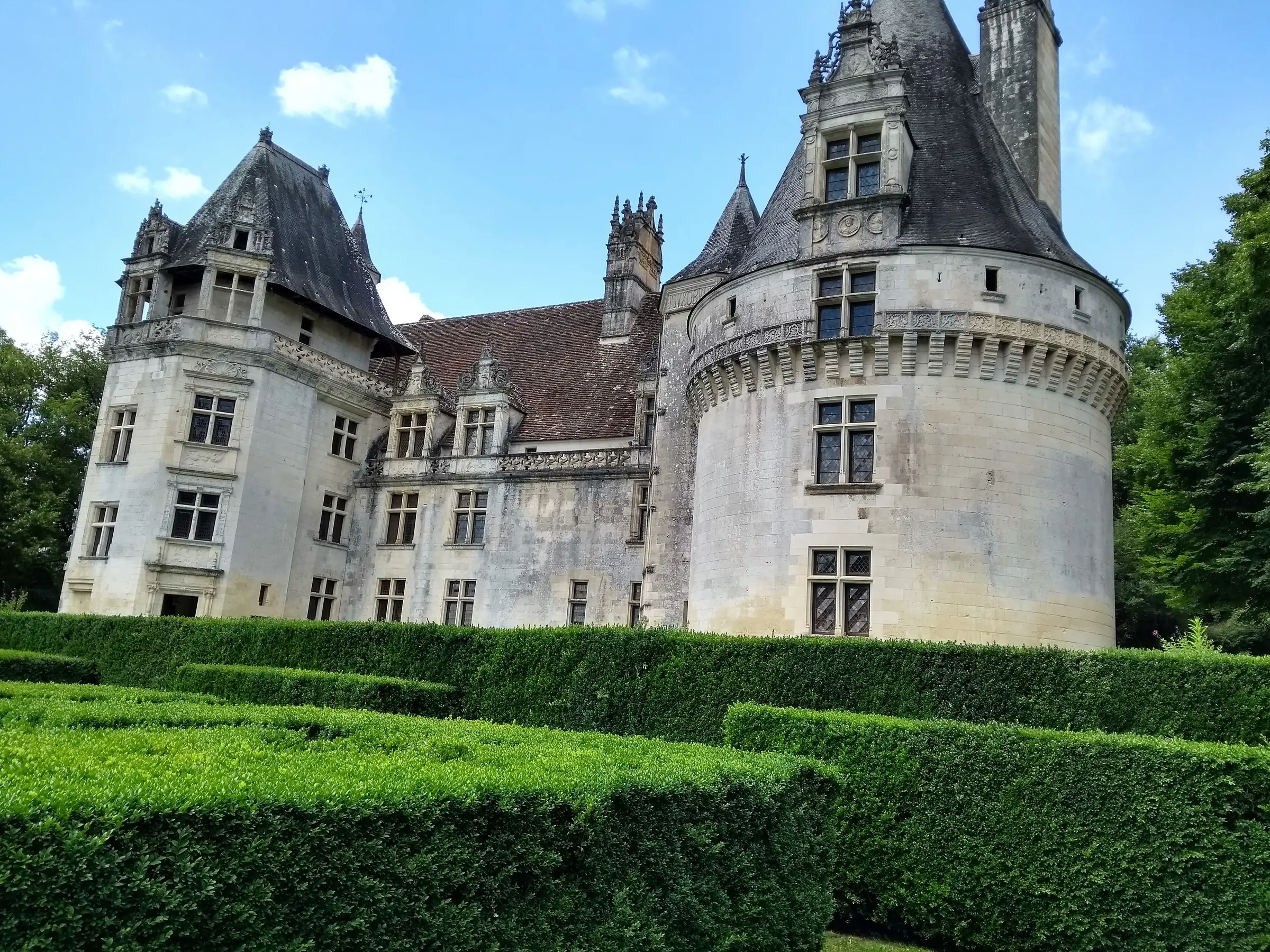 Villars — le château Renaissance de Puyguilhem et sa grosse tour ronde