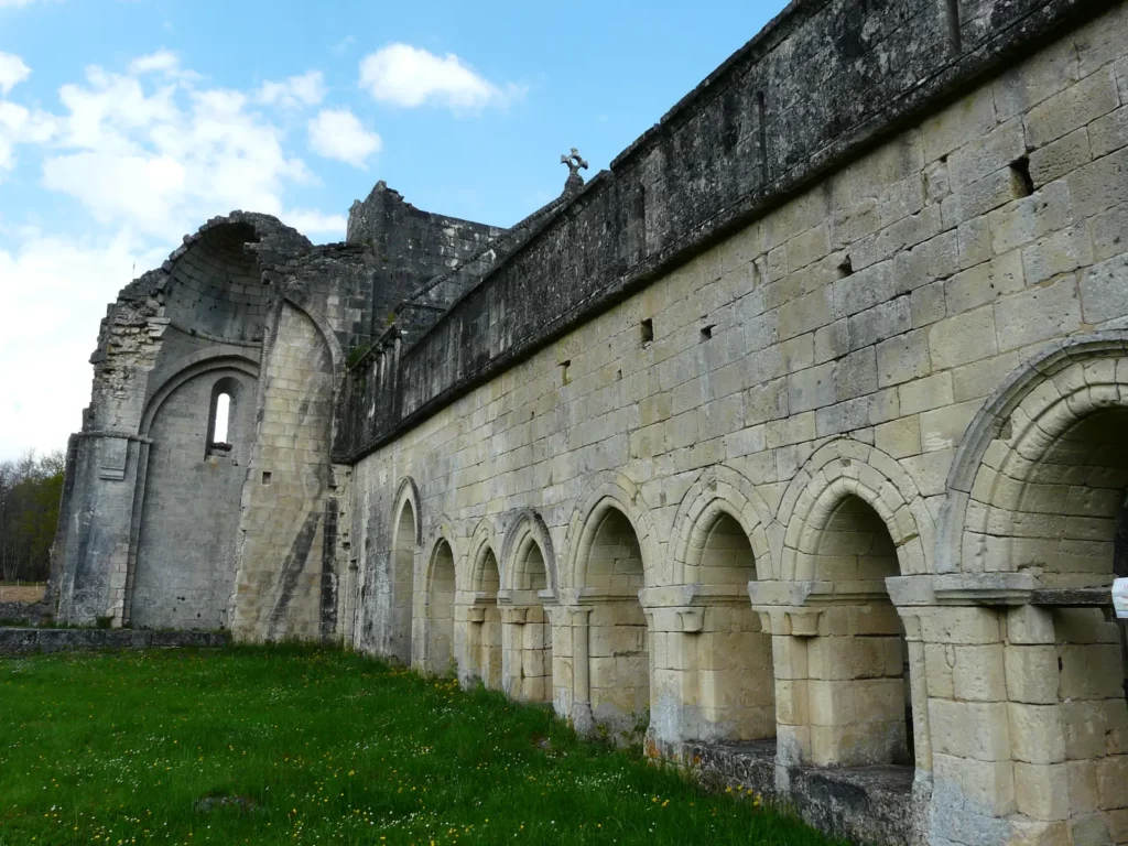 Villars — les arcades ruinées de l'abbaye cistercienne de Boschaud