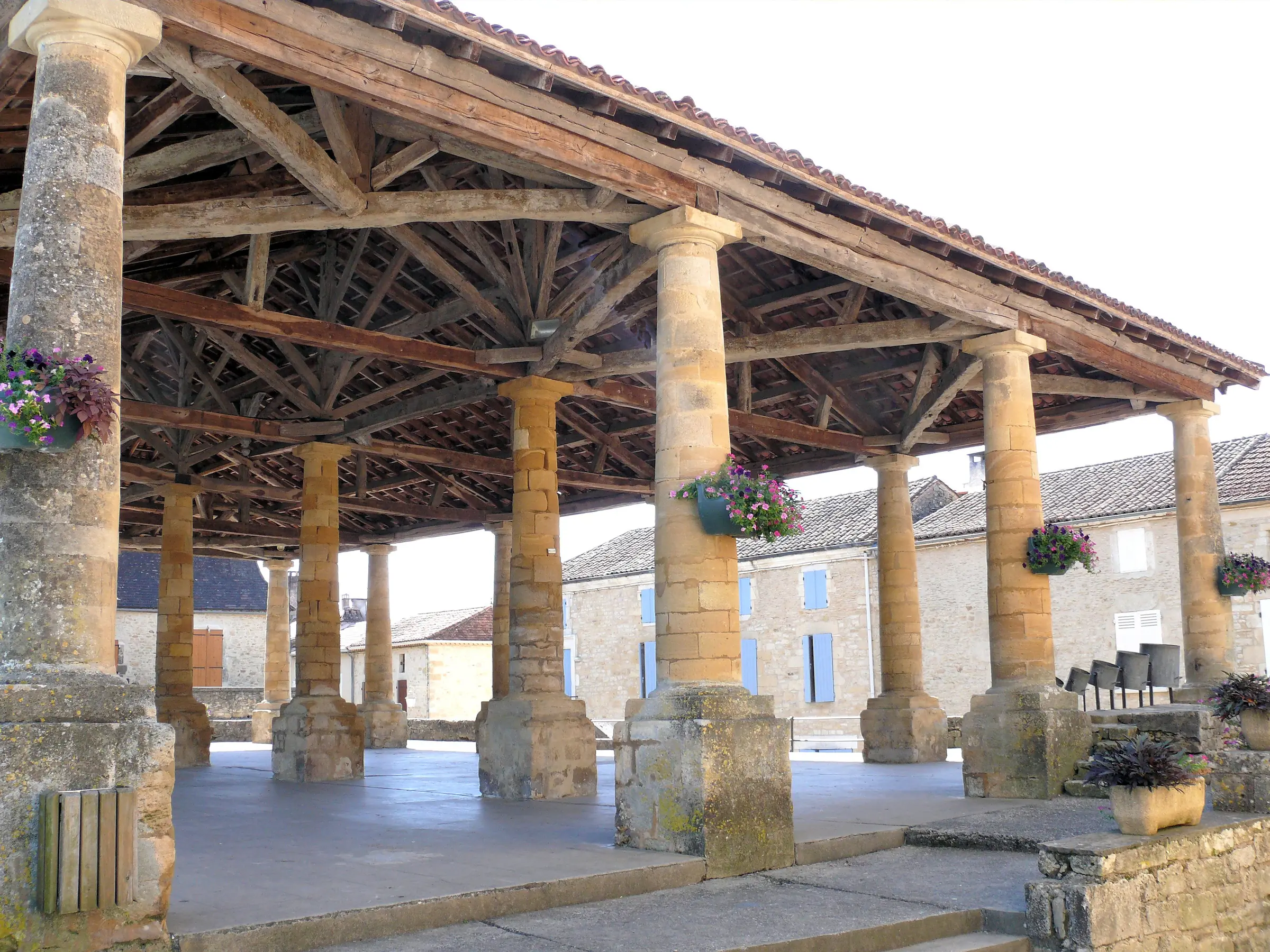 Villefranche-du-Périgord — la grande halle à colonnes de la bastide