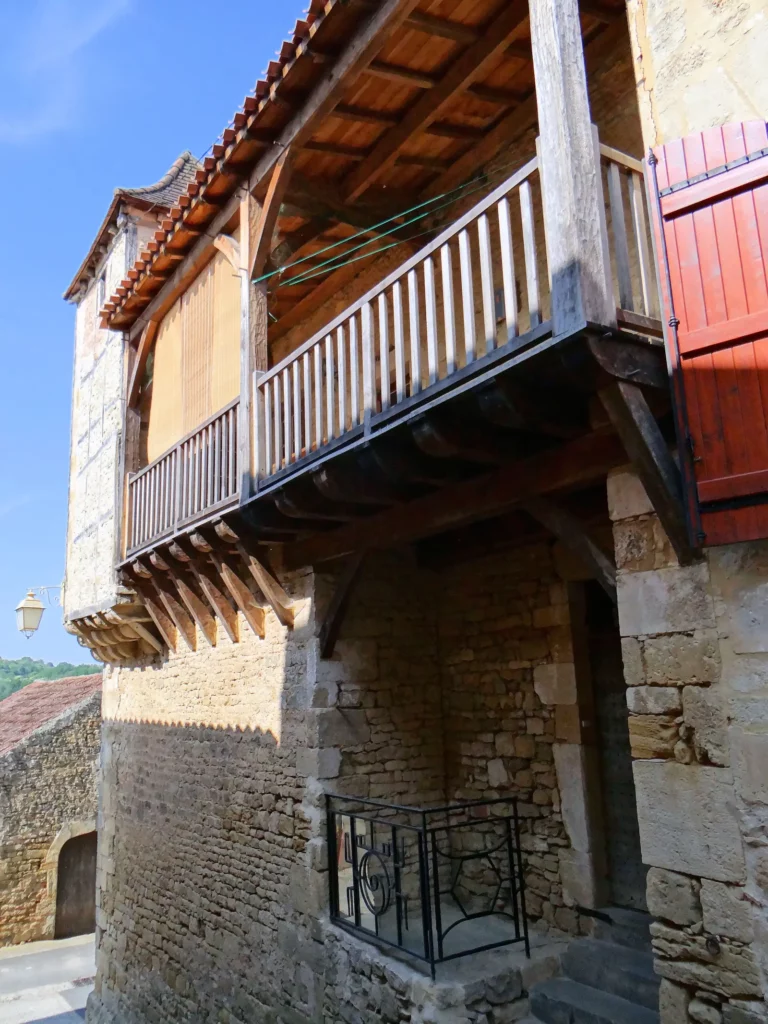 Villefranche-du-Périgord — une maison à galerie de bois dans la bastide